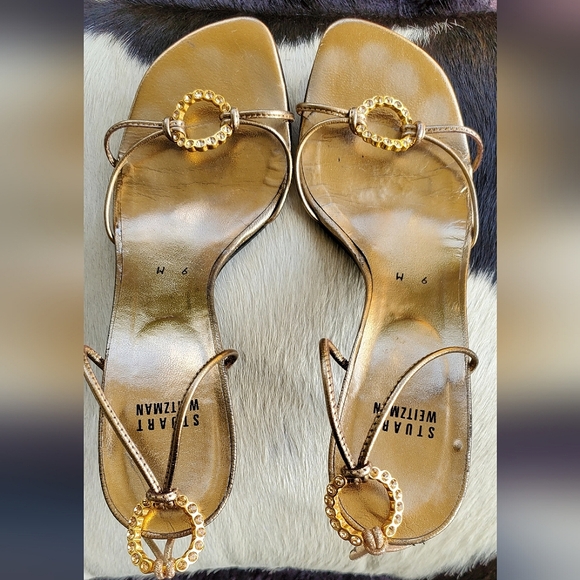 STUART WEITZMAN AUTH $299 Women Gold Leather Ice Rink Open Toe Sandals Sz 9 - Picture 1 of 9